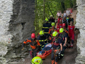 Špatné šlápnutí a pád. Žena se na Bezdězu zřítila ze čtyřicetimetrového srázu