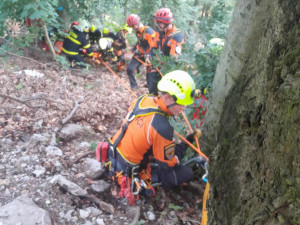 Špatné šlápnutí a pád. Žena se na Bezdězu zřítila ze čtyřicetimetrového srázu