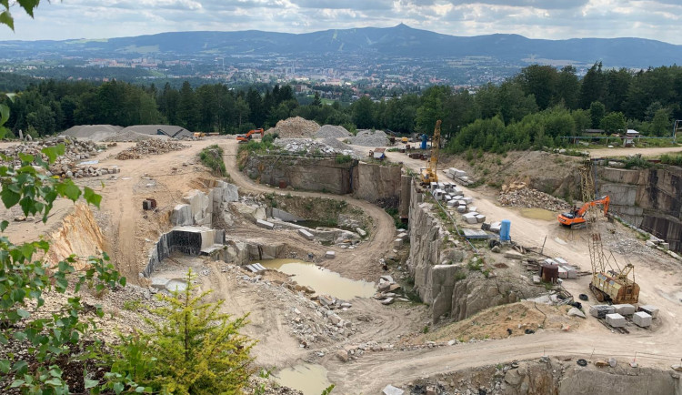Liberecký lom ročně vytěží zhruba deset tisíc tun žuly. Používá se i v pražském metru