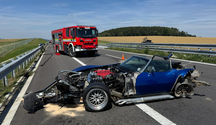 Na dálnici D3 hořela Corvetta, škoda přesáhla 2,5 milionu