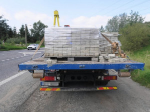 Tragédie na Českolipsku. Chodce zabily dlažební kostky uvolněné z projíždějícího náklaďáku