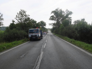 Tragédie na Českolipsku. Chodce zabily dlažební kostky uvolněné z projíždějícího náklaďáku