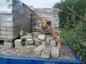 Tragédie na Českolipsku. Chodce zabily dlažební kostky uvolněné z projíždějícího náklaďáku