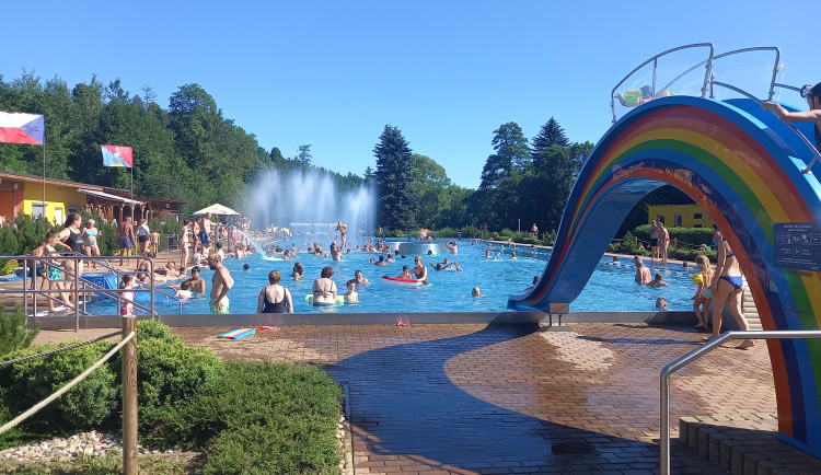 FOTO: Koupaliště v Lukách bylo v červenci čtrnáct dní zavřené, nyní opět ožilo