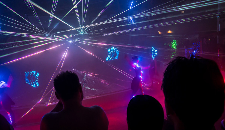 Noční Karibik v Aquapalace Praha nabízí hudbu, drinky, laser show a mořské vlnobití