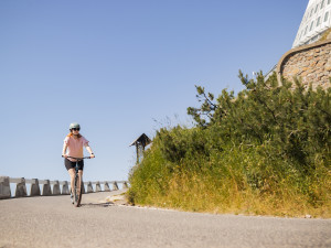 Trasa pro silniční koloběžky je značena oranžovými šipkami