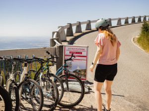 V půjčovně koloběžek na Ještědu nabízí silniční i terénní koloběžky