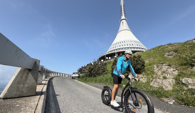 Půjčovna koloběžek na Ještědu je v provozu do konce prázdnin denně