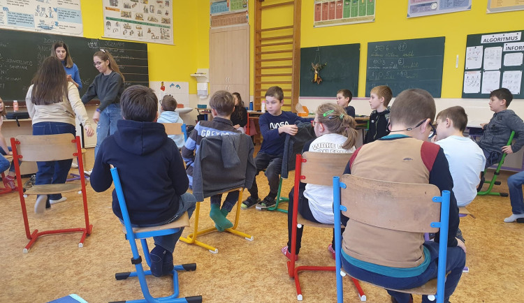 Stal se zázrak. Základní škola v Nasobůrkách u Litovle si učitele půjčí a bude pokračovat