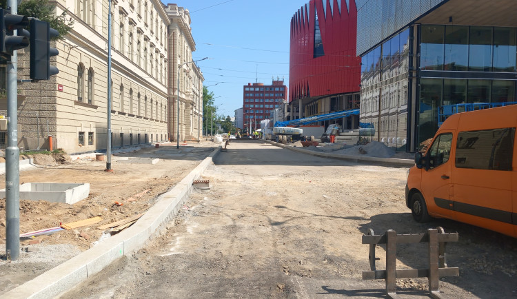 Tolstého ulici svírají uzavírky, řeší se termín otevření úseku před arénou