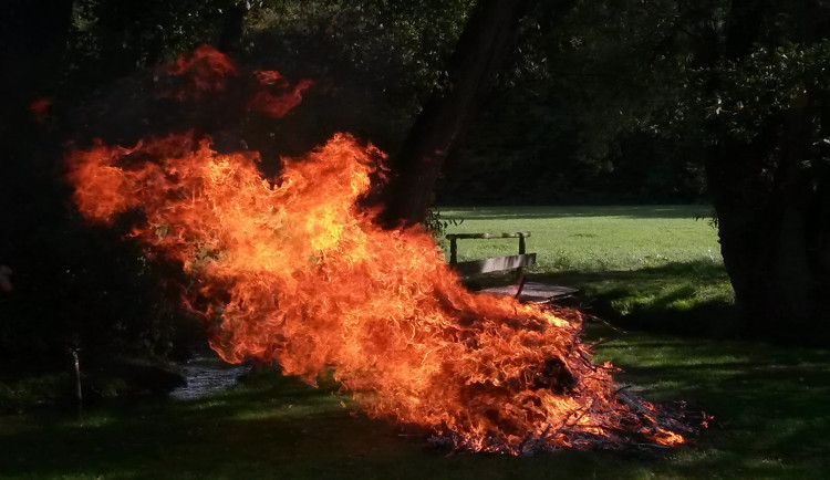Výstraha před požáry. Praha omezila rozdělávání ohňů a další rizikové činnosti