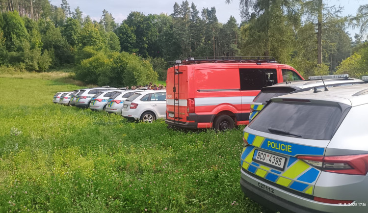 Hasiči pátrali po dvou seniorech v ohrožení, jednoho se nepodařilo najít včas