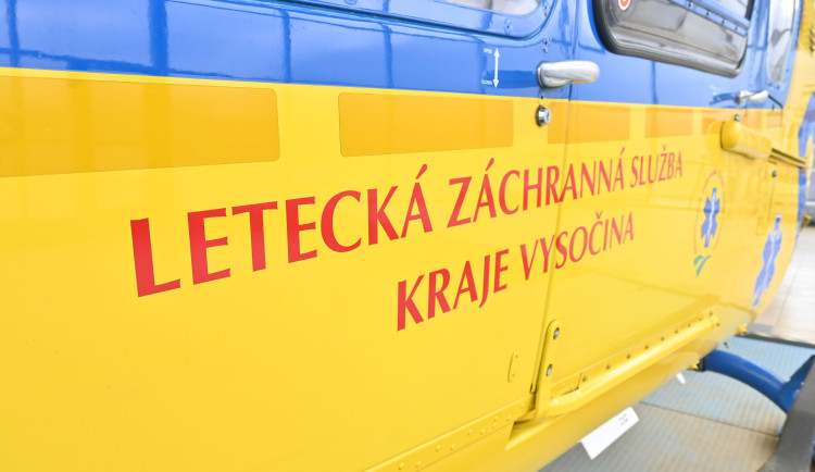 Řidička u Krasonic převrátila traktor na bok. Musela letecky do nemocnice v Brně