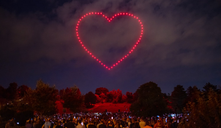 Hradec Králové přesně za týden rozzáří rekordní dronová show a koncert Tata Bojs