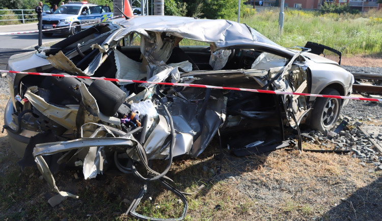 VIDEO: Zběsilá honička s policií ve Šternberku, řidiče na pervitinu po kilometru smetl vlak
