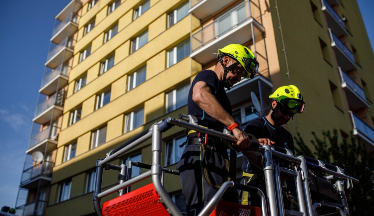 Grilování na balkóně paneláku dneska zaměstnalo hradecké hasiče