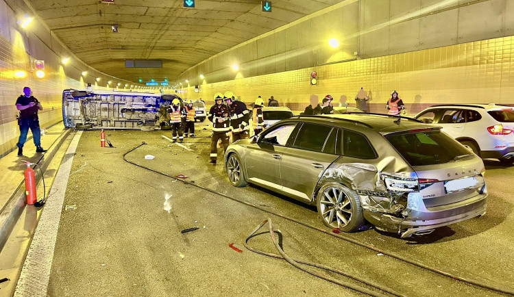 Dopravní nehoda v tunelu Blanka. Na místě zasahovali hasiči, doprava byla zúžena do jednoho pruhu