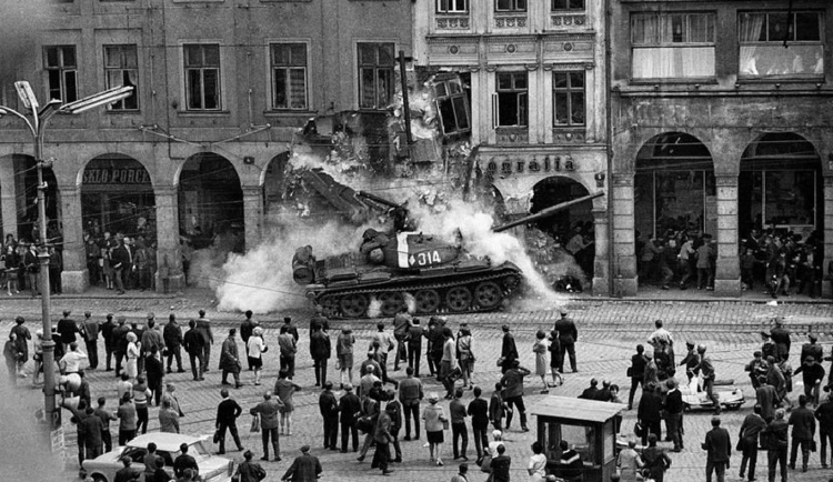 Ikonická fotografie tanku bořícího podloubí v Liberci během 21. srpna 1968.
