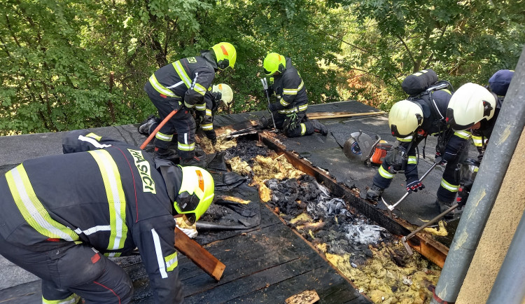 Střecha v plamenech: Jak hasiči v Polici nad Metují zkrotili požár při rekonstrukci