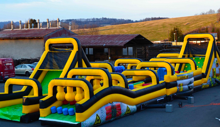 OC Nisa zve na rodinnou akci s unikátní nafukovací dráhou