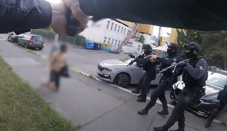 VIDEO: Opilec střílel v Praze na ulici, jednoho muže zasáhl do zadku