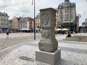 Nároží liberecké radnice zdobí nově morový sloup, do města se vrátil po 56 letech