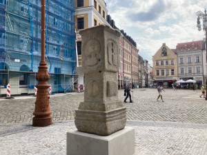 Nároží liberecké radnice zdobí nově morový sloup, do města se vrátil po 56 letech