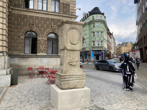 Nároží liberecké radnice zdobí nově morový sloup, do města se vrátil po 56 letech