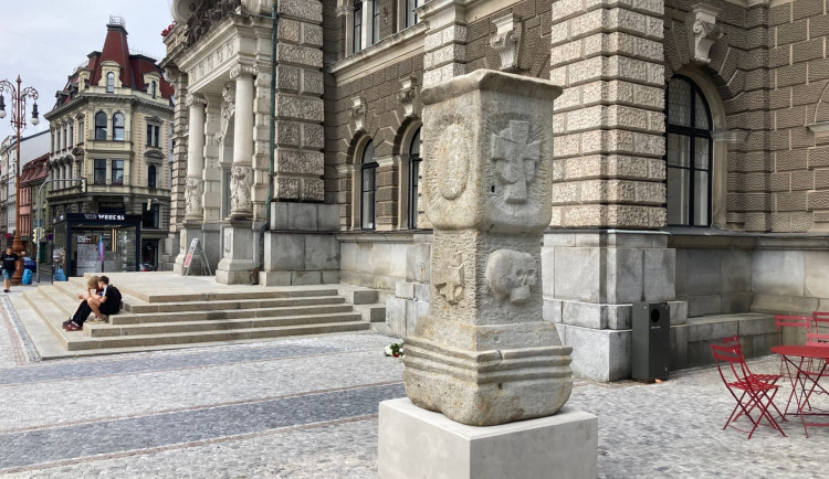 Nároží liberecké radnice zdobí nově morový sloup, do města se vrátil po 56 letech
