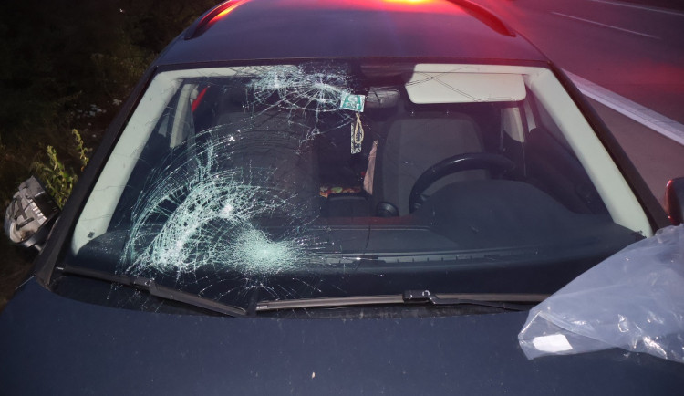 Olej na dálnici. Řidič jel rychle a prorazil si vanu, D35 u Olomouce stála přes čtyři hodiny