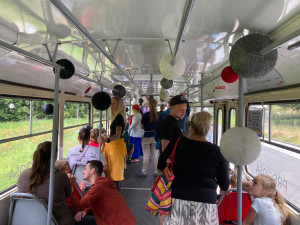 Mezi Libercem a Jabloncem jezdí speciální tramvaj ozdobená 150 kilogramy korálků