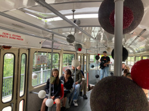 Mezi Libercem a Jabloncem jezdí speciální tramvaj ozdobená 150 kilogramy korálků