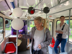 Mezi Libercem a Jabloncem jezdí speciální tramvaj ozdobená 150 kilogramy korálků