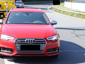 Řidička s kradeným autem srazila policistu a ujížděla. Policisté jí cestu zahradili kamionem