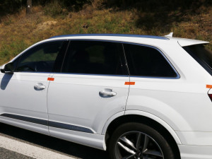 Řidička s kradeným autem srazila policistu a ujížděla. Policisté jí cestu zahradili kamionem