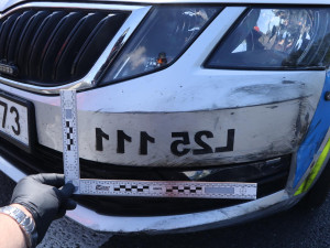 Řidička s kradeným autem srazila policistu a ujížděla. Policisté jí cestu zahradili kamionem