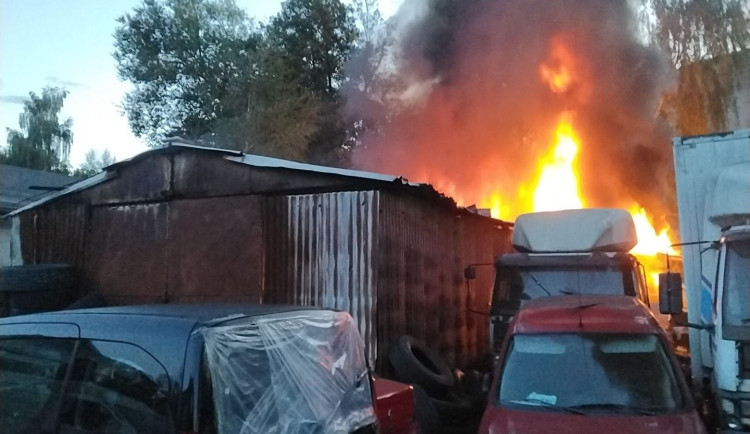 V Liberci likvidovali hasiči požár nákladního automobilů, autovraků a průmyslové haly v Košické ulici.