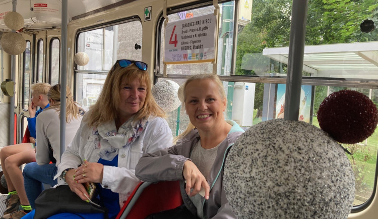 Mezi Libercem a Jabloncem jezdí speciální tramvaj ozdobená 150 kilogramy korálků