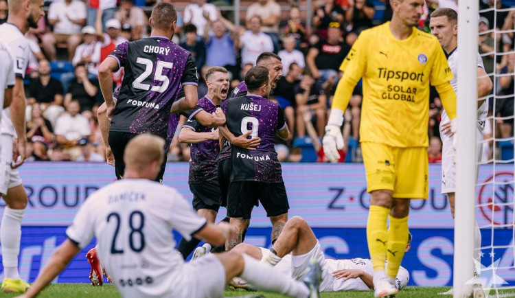 Kočkopes se Zafeirisem, přehlížení Chorého excesů a Douděrova simulování. Slavia si začala sama prohrávat titul