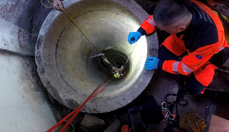 Muž v Pršticích spadl do desetimetrové studny, hasiči ho vyprostili po půl hodině