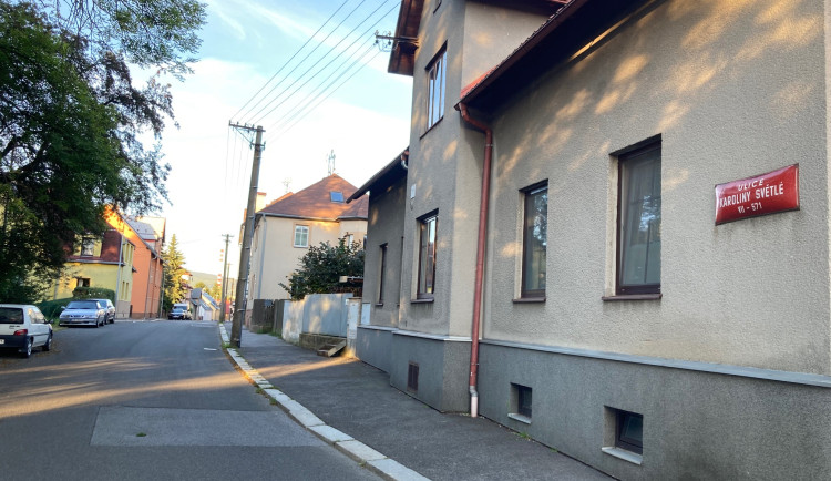 Policie v Liberci řeší parkování u své služebny, náměstek její postup kritizuje