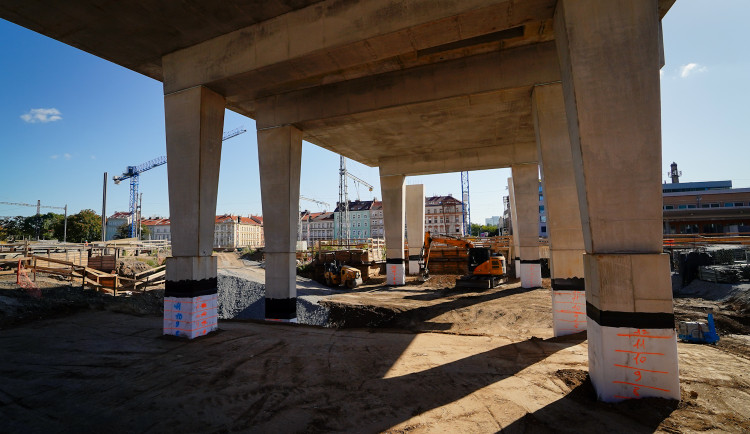 FOTO: Lávka s promenádou i nové nástupiště. Smíchovské nádraží získává podobu