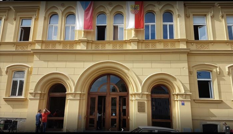 Městský úřad v Chebu bude dva měsíce bez výtahu, úředníci budou na telefonu