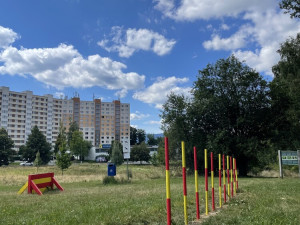 A co pejsci? Město opravilo cvičiště v Hlávkově a Broumovské ulici