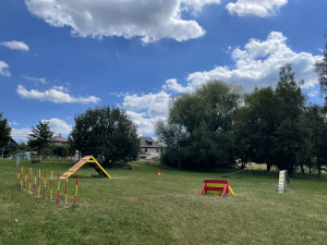 A co pejsci? Město opravilo cvičiště v Hlávkově a Broumovské ulici