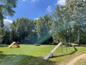 A co pejsci? Město opravilo cvičiště v Hlávkově a Broumovské ulici