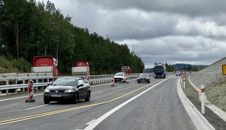 Dálnice D3 u rakouských hranic je z půlky hotová, za svodidly se stále staví