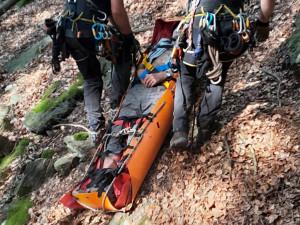 Zřítil se z prudké stráně na Riegrově stezce, hasiči muže hodinu hledali