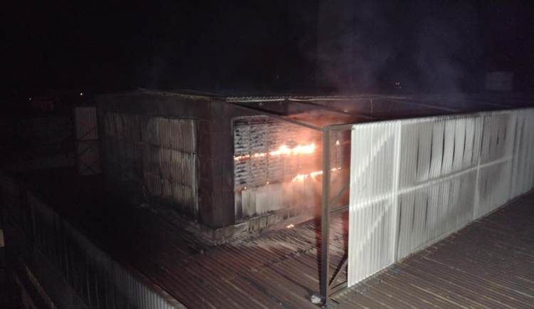 V Novém Sedle na Sokolovsku hořela v noci střecha sklárny