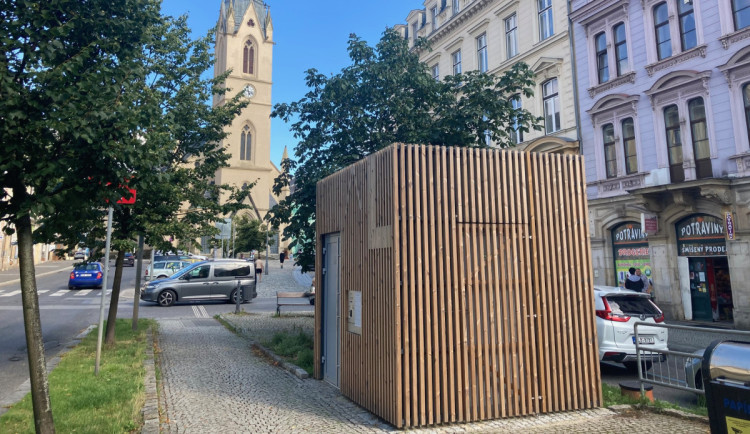 Liberec nemůže spustit provoz nové samočistící toalety. Majitel dodavatelské firmy zemřel